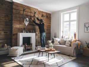 antlers na ścianie w salonie