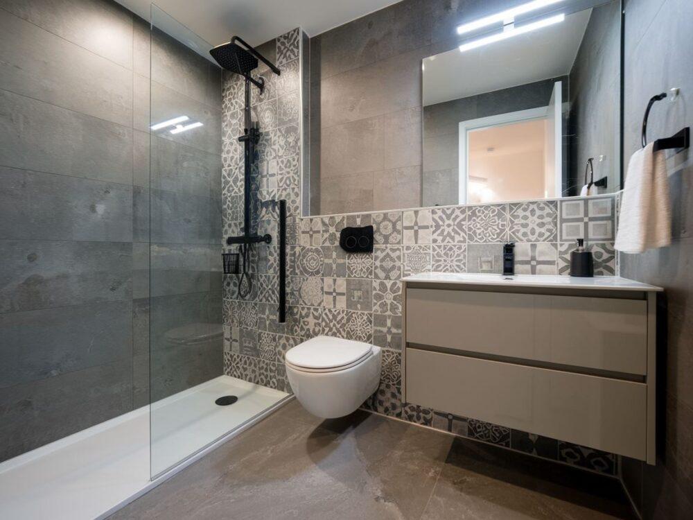 aranżacja łazienki z nową okładziną