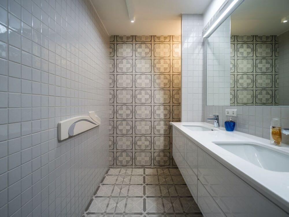 ceramiczne płytki na starej podłodze