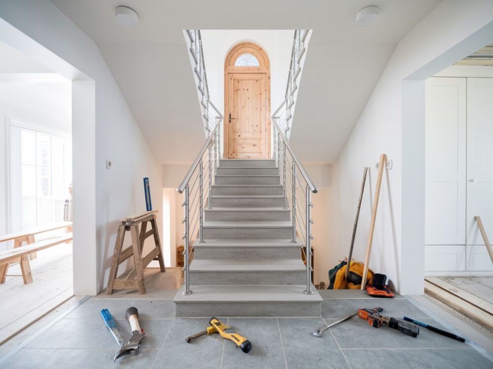 drzwi drewniane na schodach