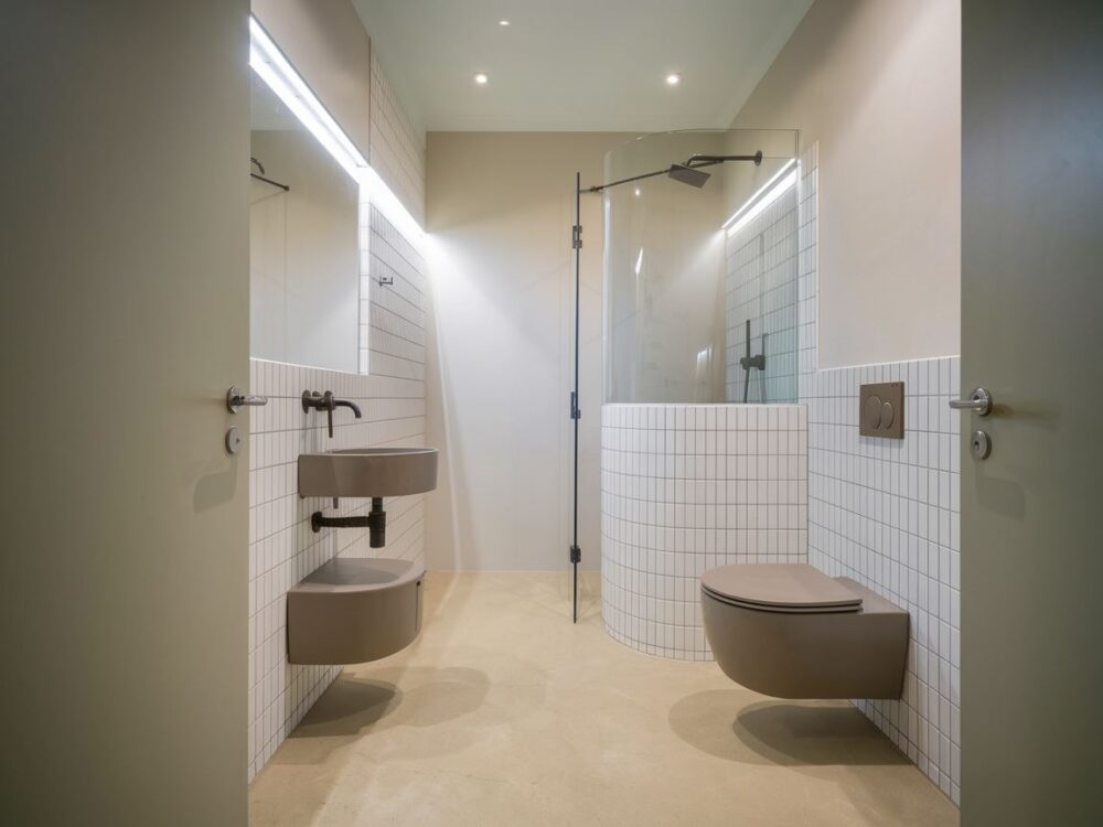 jasna łazienka z dużym lustrem