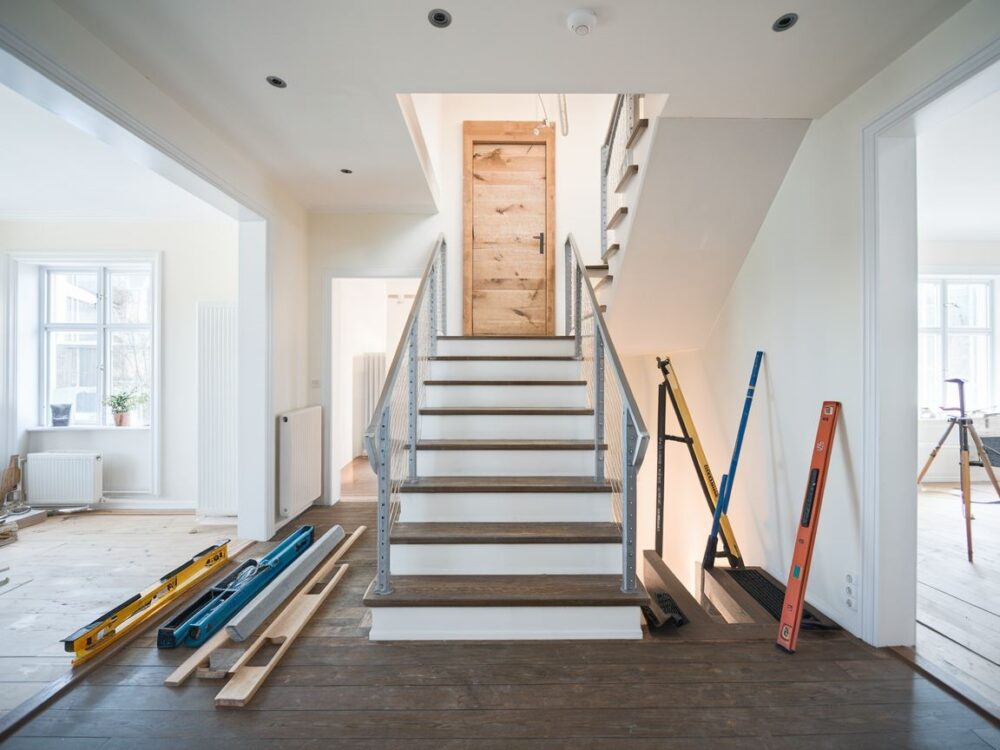 montaż drzwi na schodach