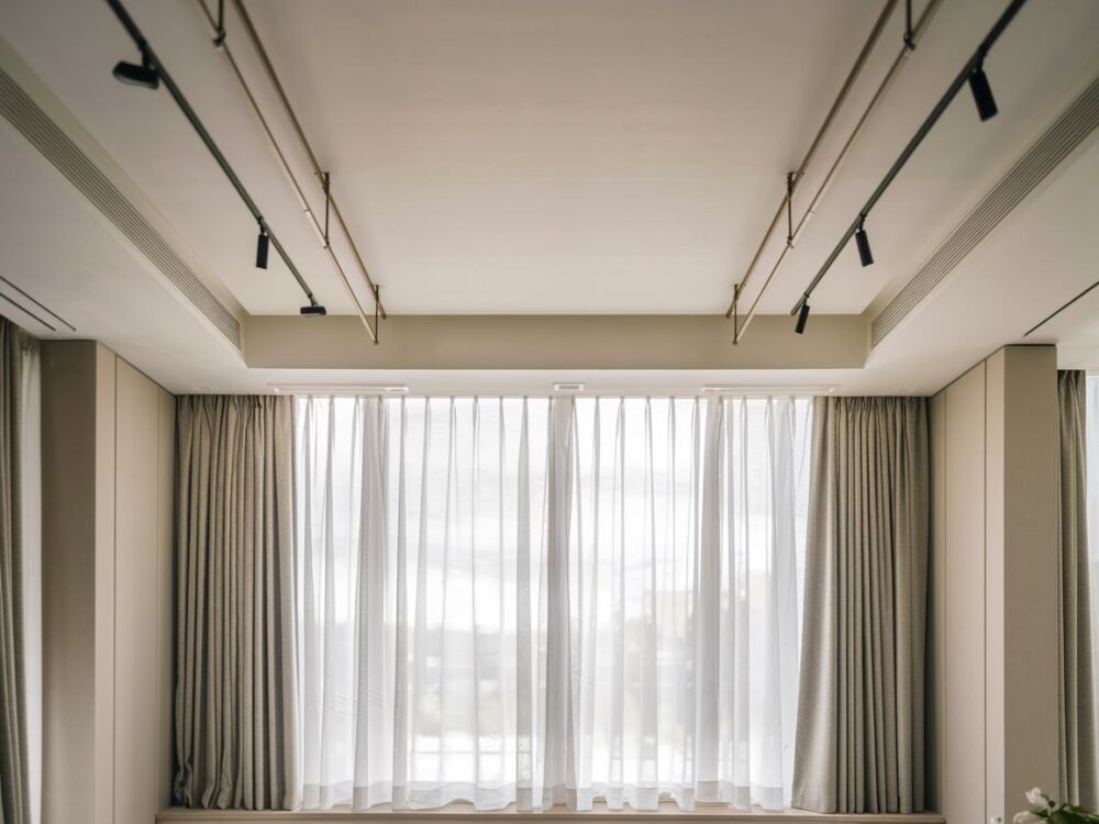 montaż karnisza wysoko