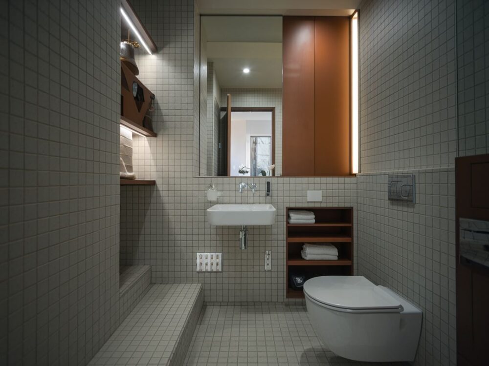 nowoczesna łazienka bez widocznych rur