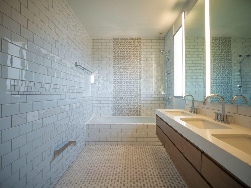 nowoczesna łazienka z panelami winylowymi