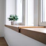 nowoczesny parapet w jasnym wnętrzu
