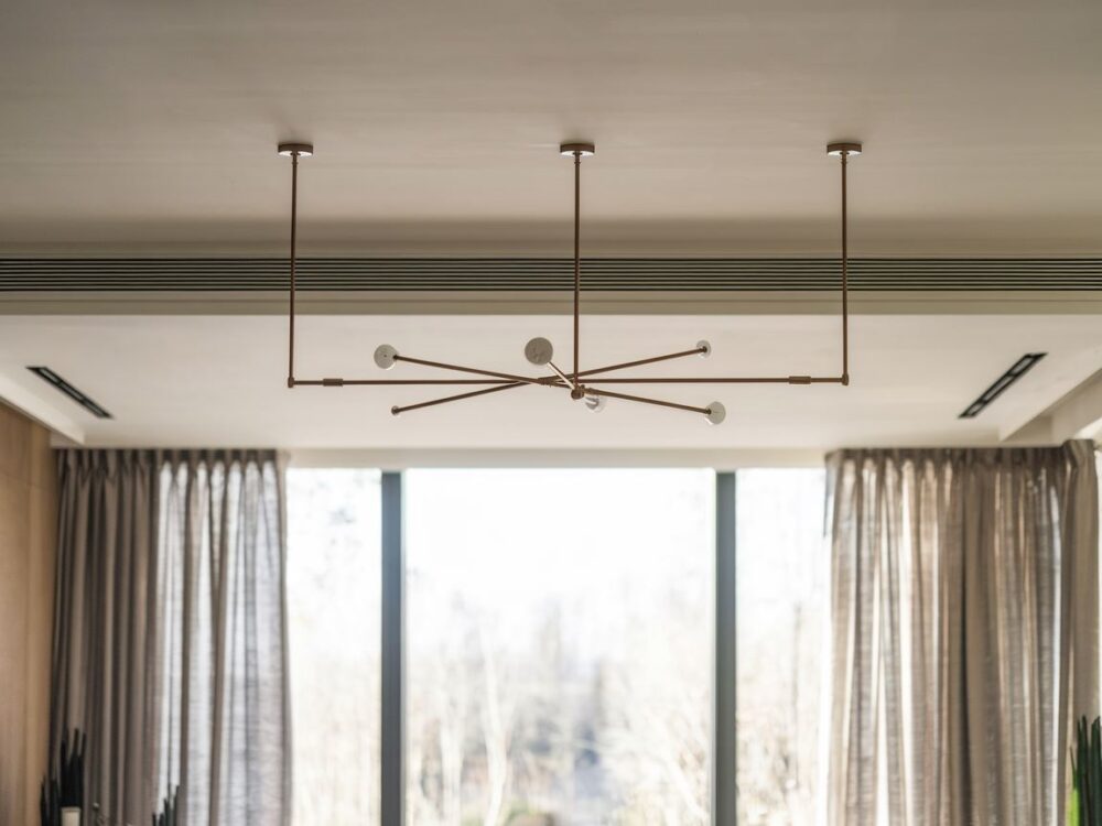 okno z wysokim karniszem