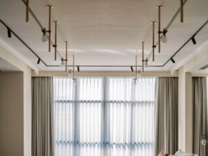 pomiar karnisza nad oknem