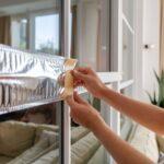 srebrny koc na szybie